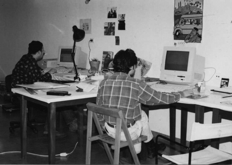 Manu e Christian traballando no primeiro estudo, cos ordenadores de 1996.